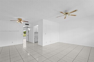 101 SW 132nd Way in Pembroke Pines, FL - Building Photo - Building Photo