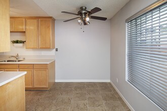 2112 Garnet Ave-Unit -Unit 1E in San Diego, CA - Building Photo - Building Photo