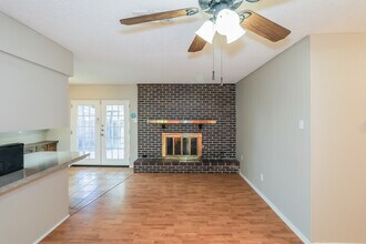 2614 Chevy Chase Dr in Irving, TX - Foto de edificio - Building Photo