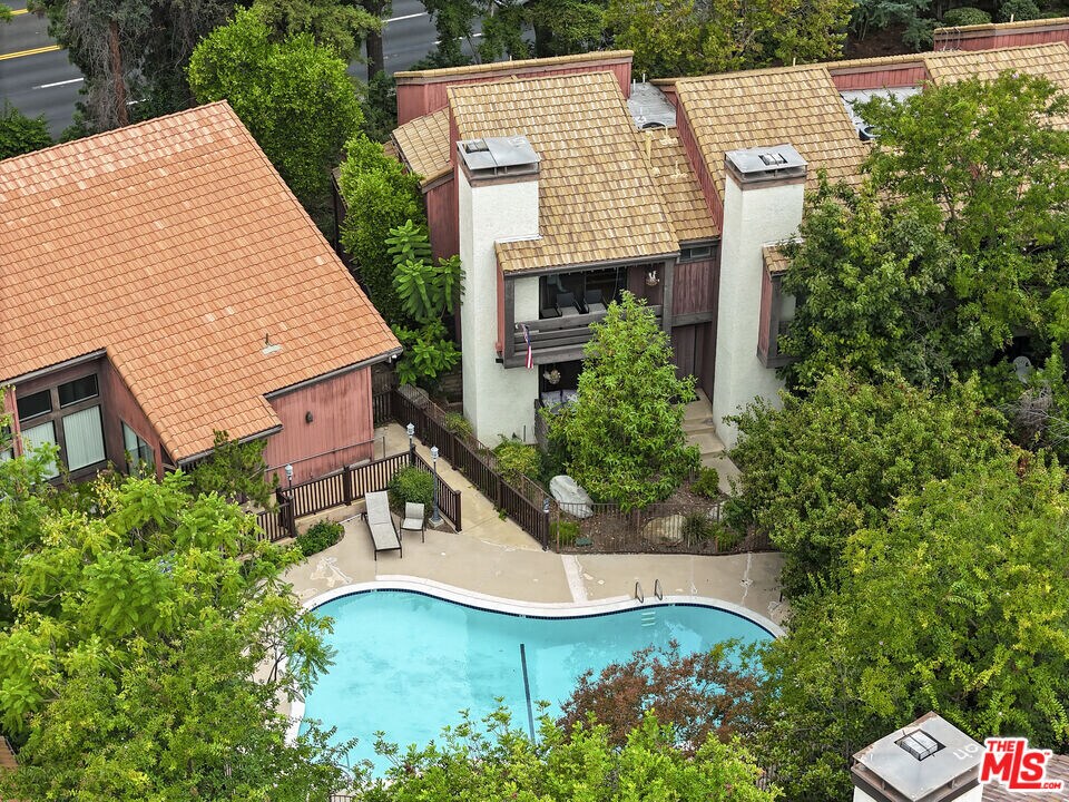 21931 Burbank Blvd in Los Angeles, CA - Building Photo