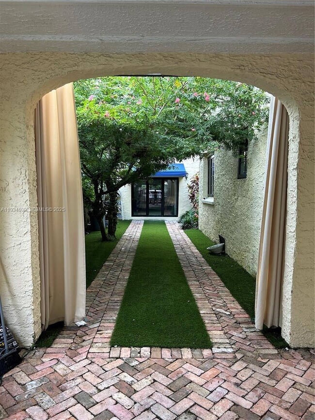 1114 Madrid St in Coral Gables, FL - Building Photo - Building Photo