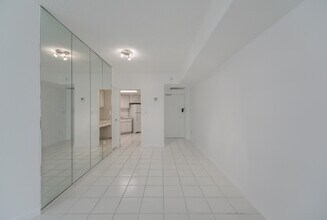 801 Brickell Bay Dr, Unit 1567 in Miami, FL - Building Photo - Building Photo