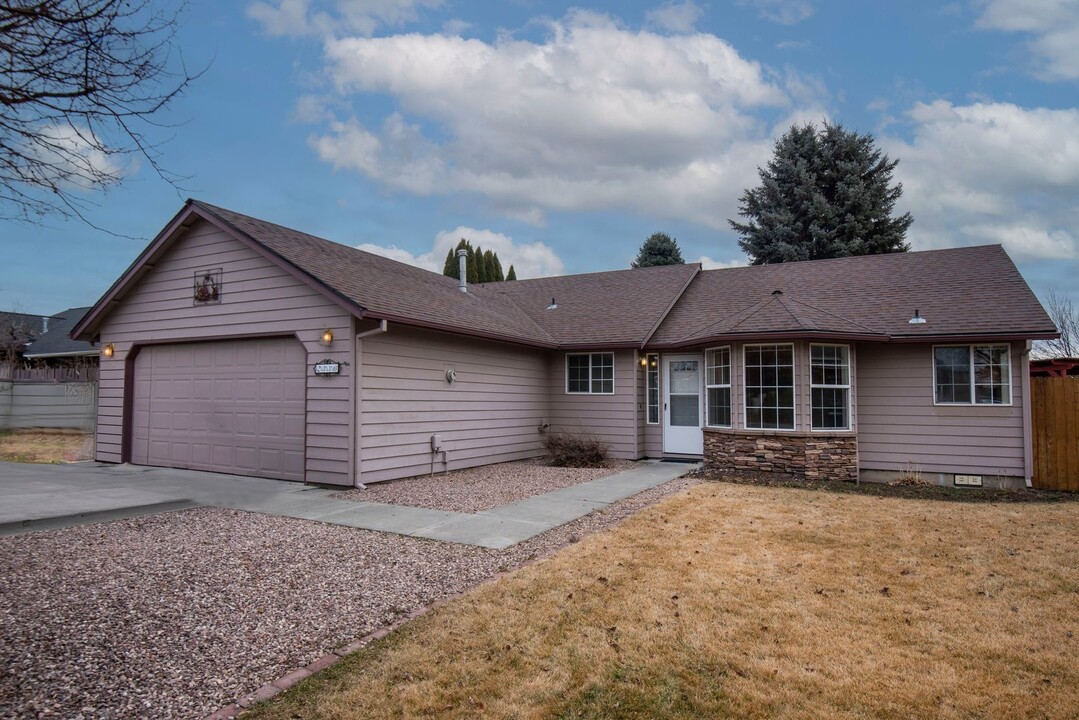 2116 NW Hemlock Pl in Redmond, OR - Building Photo