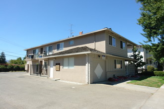 1566 Stokes St in San Jose, CA - Foto de edificio - Building Photo