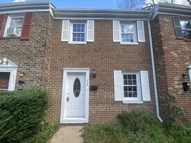 534 Olde Greenwich Cir in Fredericksburg, VA - Building Photo