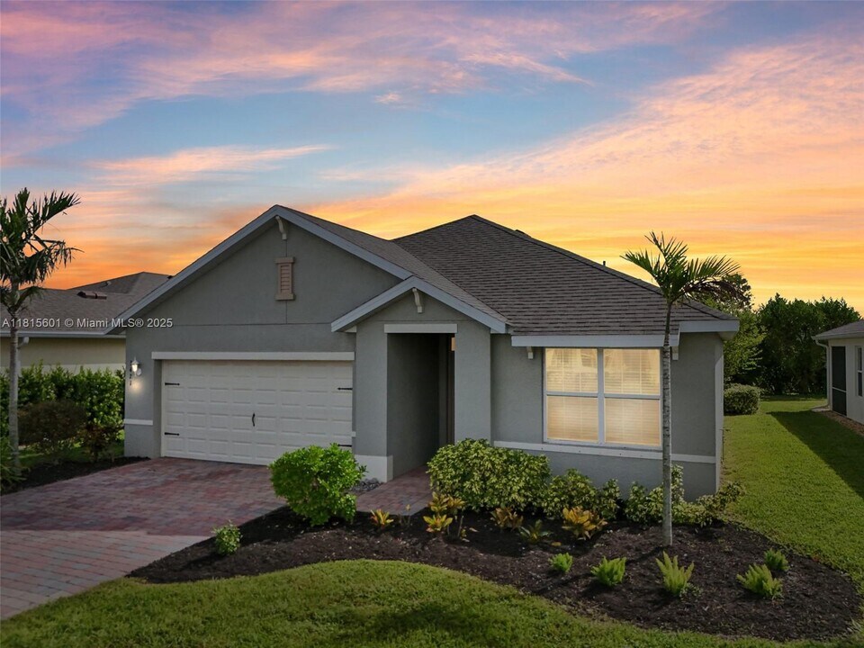 3421 Cancun Ct in Cape Coral, FL - Foto de edificio