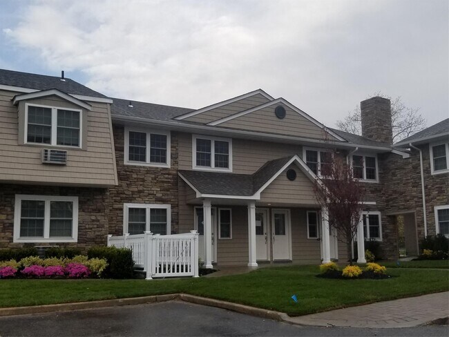 301 Imperial Way in Bayport, NY - Building Photo - Building Photo