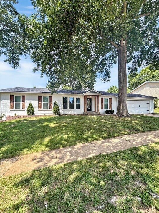 813 Big Bend Woods Dr in Ballwin, MO - Foto de edificio