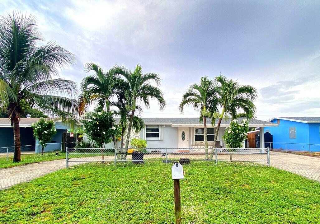 2868 Lillian Ln in West Palm Beach, FL - Building Photo