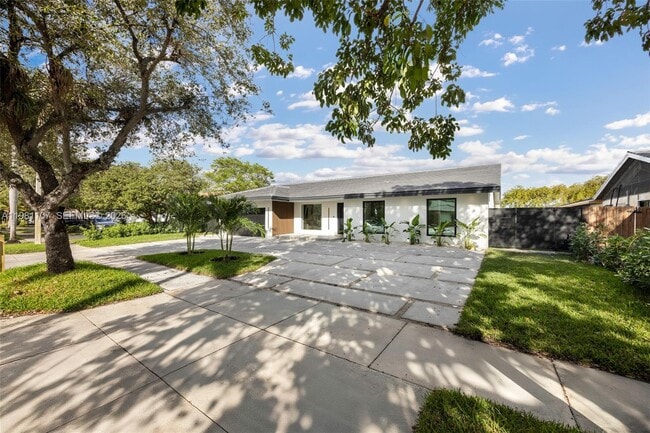 21480 Highland Lakes Blvd in Miami, FL - Building Photo - Building Photo