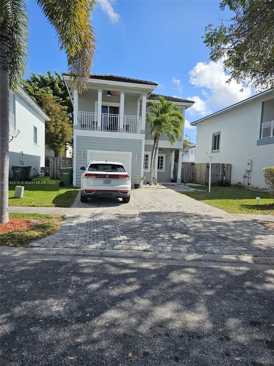 379 NE 31st Ave in Homestead, FL - Building Photo