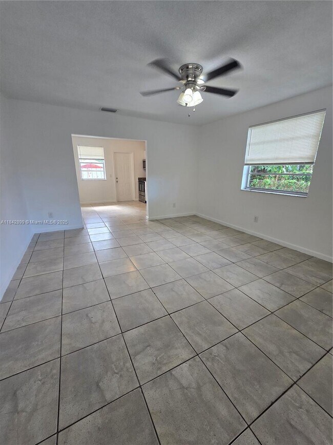 6047 Polk St in Hollywood, FL - Foto de edificio - Building Photo