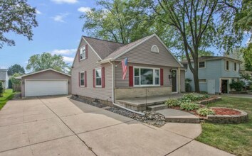 1071 Kenwood St in Green Bay, WI - Building Photo - Building Photo