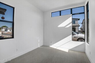 6734 N 9th Dr in Phoenix, AZ - Foto de edificio - Building Photo