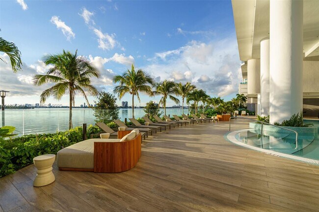 700 NE 24th St, Unit 602 in Miami, FL - Foto de edificio - Building Photo