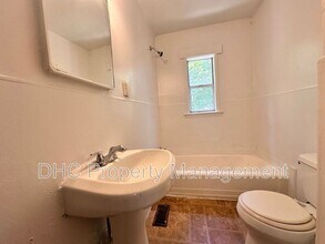 2125 Larchwood Rd SW in Atlanta, GA - Building Photo - Building Photo