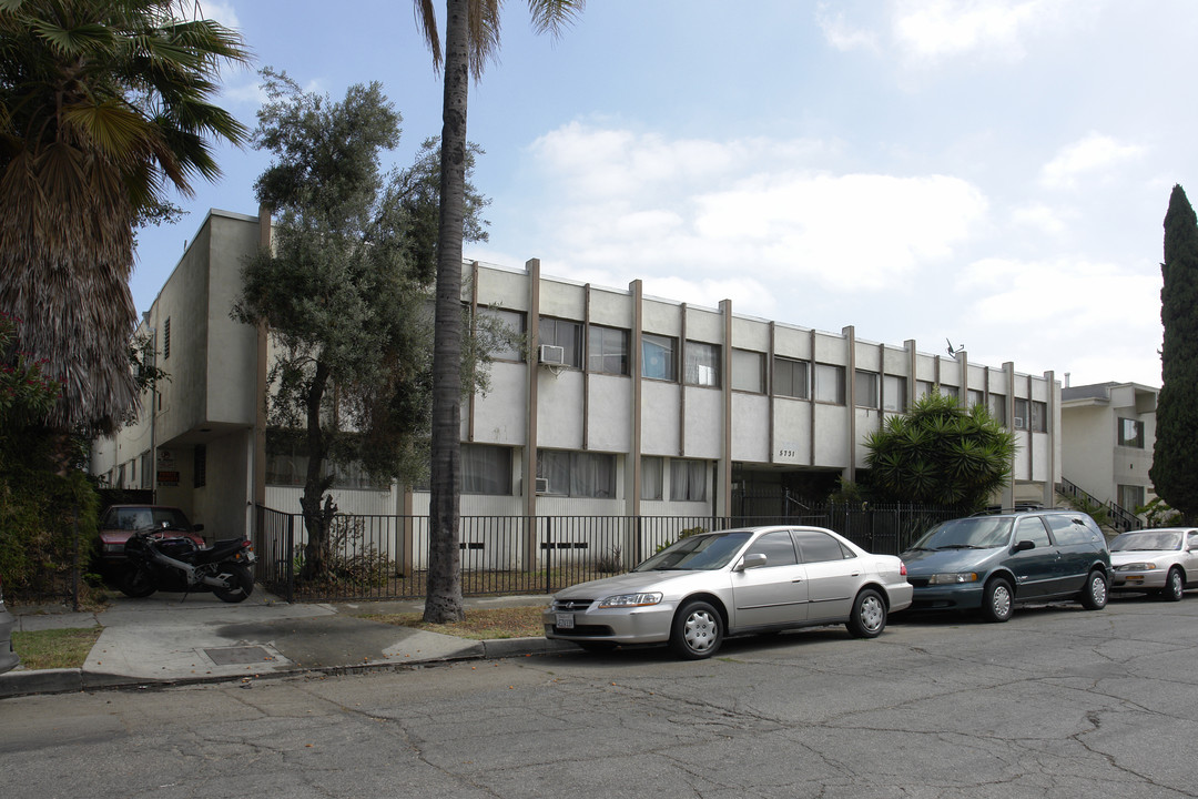 5731 Camerford Ave in Los Angeles, CA - Building Photo