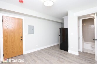 515 W Belmont Ave, Unit A09C in Chicago, IL - Building Photo - Building Photo