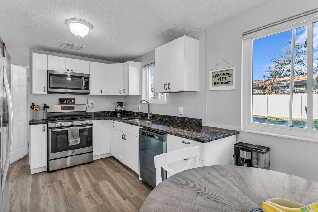 1992 Afton Cir in Layton, UT - Building Photo