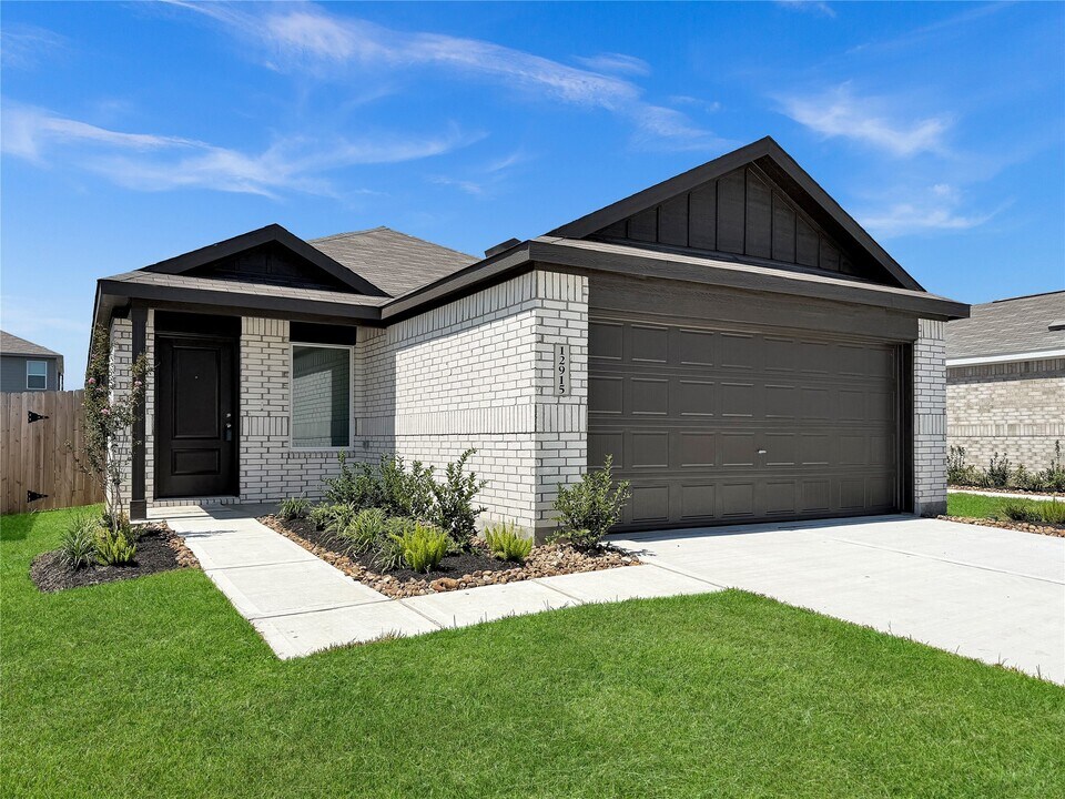 12915 Shells Ln in Barrett, TX - Building Photo