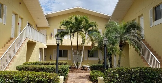 8135 Country Rd in Ft. Myers, FL - Foto de edificio