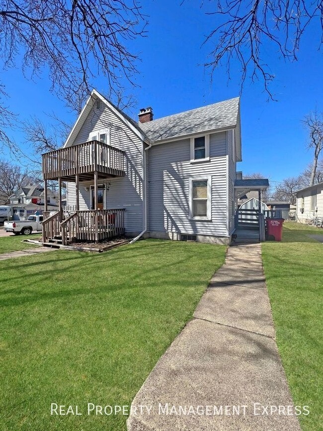 property at 425-427 S Prairie Ave