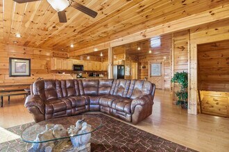 1115 Towering Oaks Dr in Sevierville, TN - Foto de edificio - Building Photo