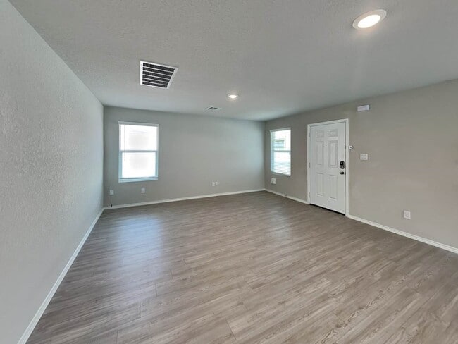 10622 Varmus Dr in Converse, TX - Foto de edificio - Building Photo