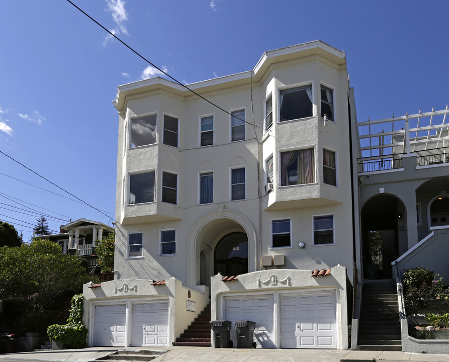 621 Valle Vista Ave in Oakland, CA - Foto de edificio