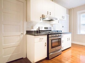 195 Winthrop Rd, Unit B2 in Brookline, MA - Building Photo