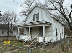 2203 W Howett St in Peoria, IL - Building Photo