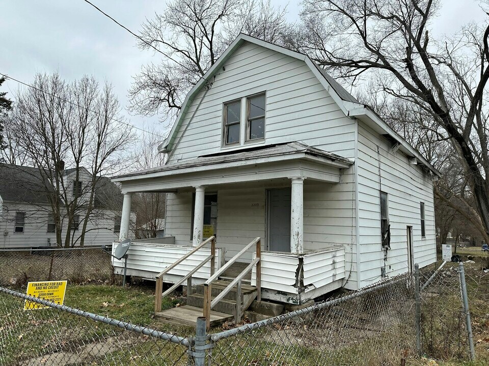 2203 W Howett St in Peoria, IL - Building Photo