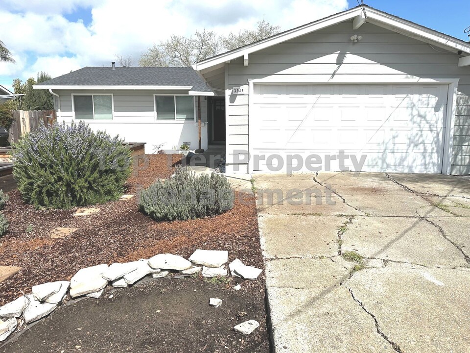 2543 Prestwick Ave in Concord, CA - Building Photo