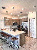 6420 NW 102nd Path in Doral, FL - Building Photo