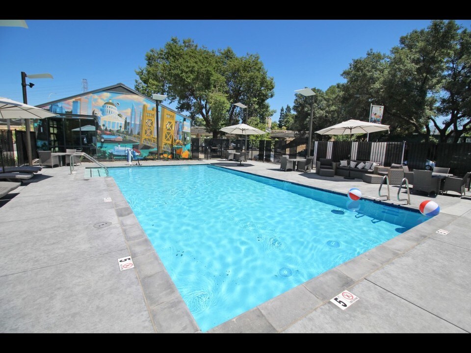 University River Village in Sacramento, CA - Building Photo