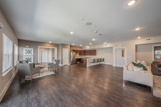 Commons at Manor in Manor, TX - Foto de edificio - Building Photo
