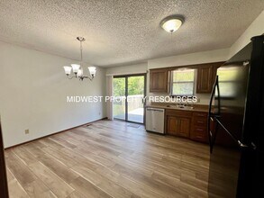 1014 SE 7th Terrace in Lee's Summit, MO - Foto de edificio - Building Photo