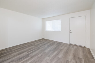 Carol Mary in Phoenix, AZ - Foto de edificio - Interior Photo