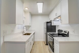 Valle at Canyon in San Diego, CA - Building Photo