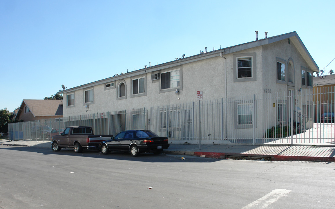 South View in Los Angeles, CA - Building Photo