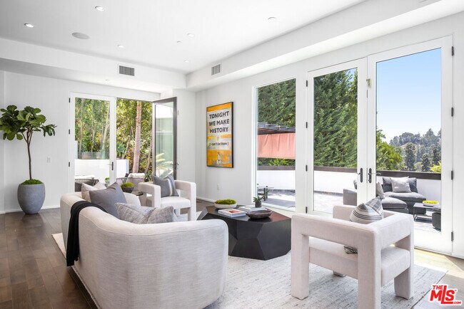 1642 Lindacrest Dr in Beverly Hills, CA - Building Photo - Building Photo