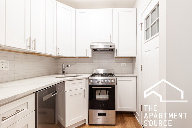 516 W Cornelia Ave in Chicago, IL - Building Photo - Building Photo