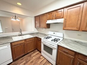 652 Lincoln Station Dr in Oswego, IL - Building Photo - Building Photo