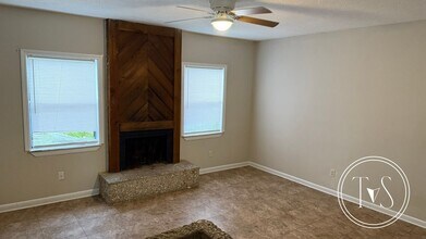 1069 Kelly Dr in Hinesville, GA - Building Photo - Building Photo