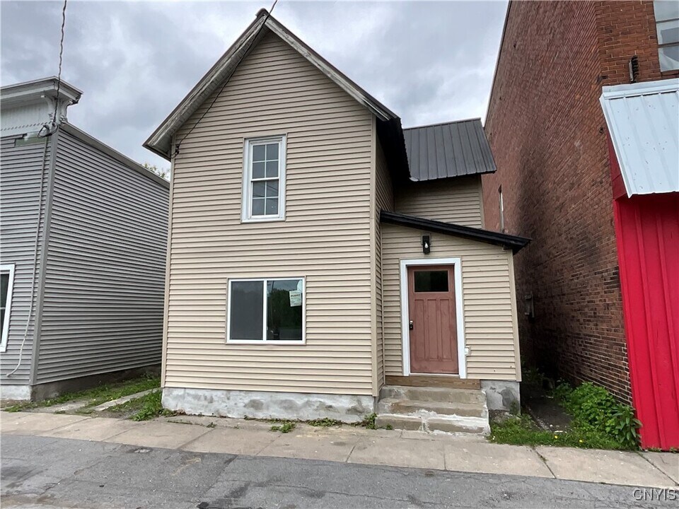 459 Holly St in Watertown, NY - Building Photo