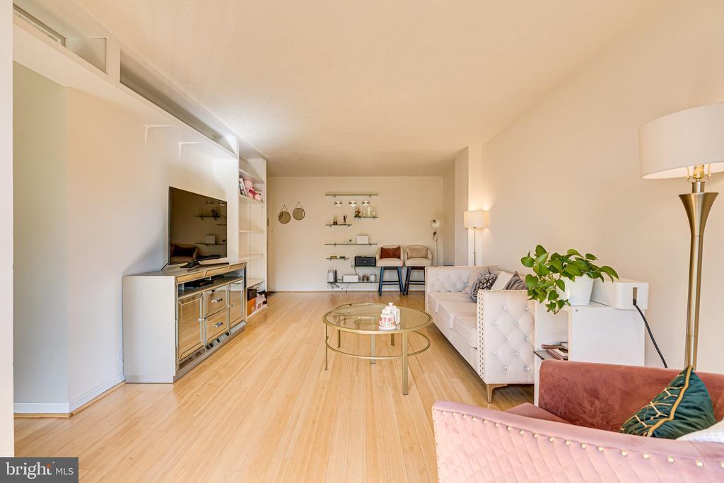 2300 Pimmit Dr in Falls Church, VA - Building Photo