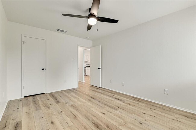 1602 W Braker Ln in Austin, TX - Foto de edificio - Building Photo