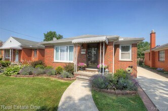 8126 Dale St in Dearborn Heights, MI - Building Photo - Building Photo