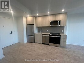 720 Whitlock Ave in Milton, ON - Building Photo