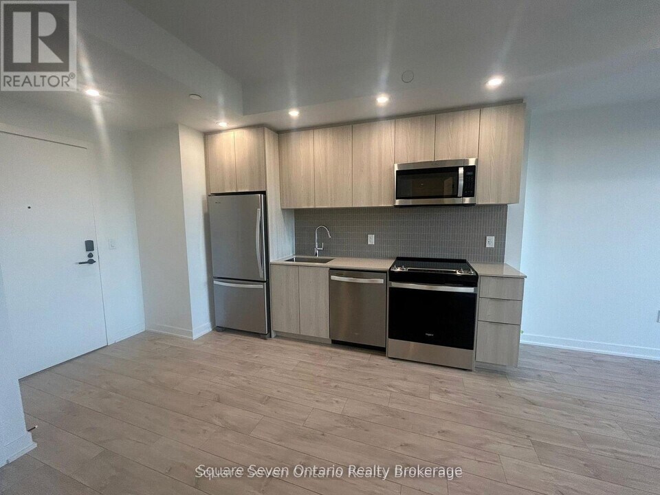 720 Whitlock Ave in Milton, ON - Building Photo